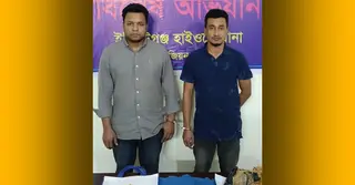 কুমিল্লায় বাসে তল্লাশি চালিয়ে বিদেশি পিস্তলসহ ২ যুবক আটক